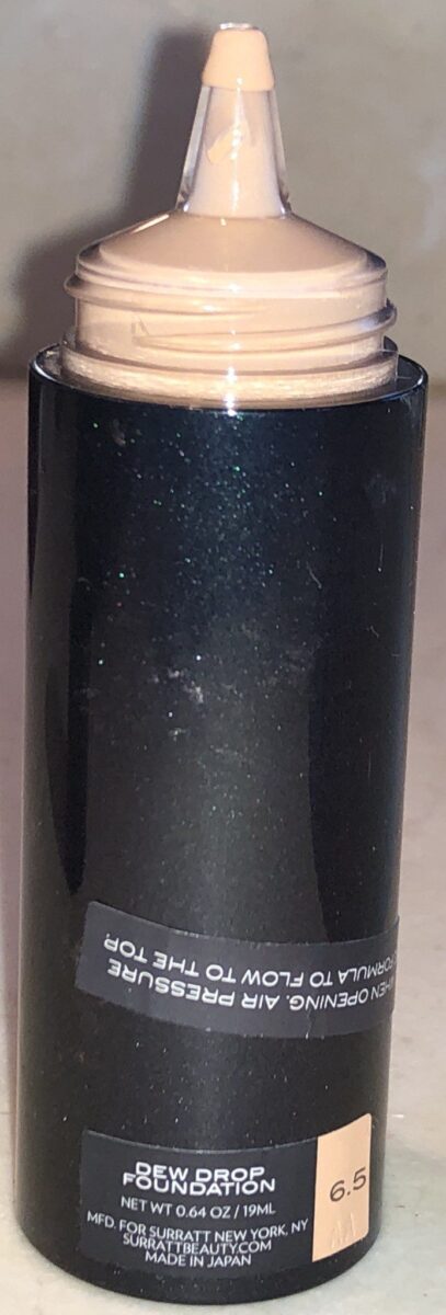 FINE-TIP DROPPER AT THE TOP OF THE BOTTLE IS CLEAR FOR SURRATT DEW DROP FOUNDATION