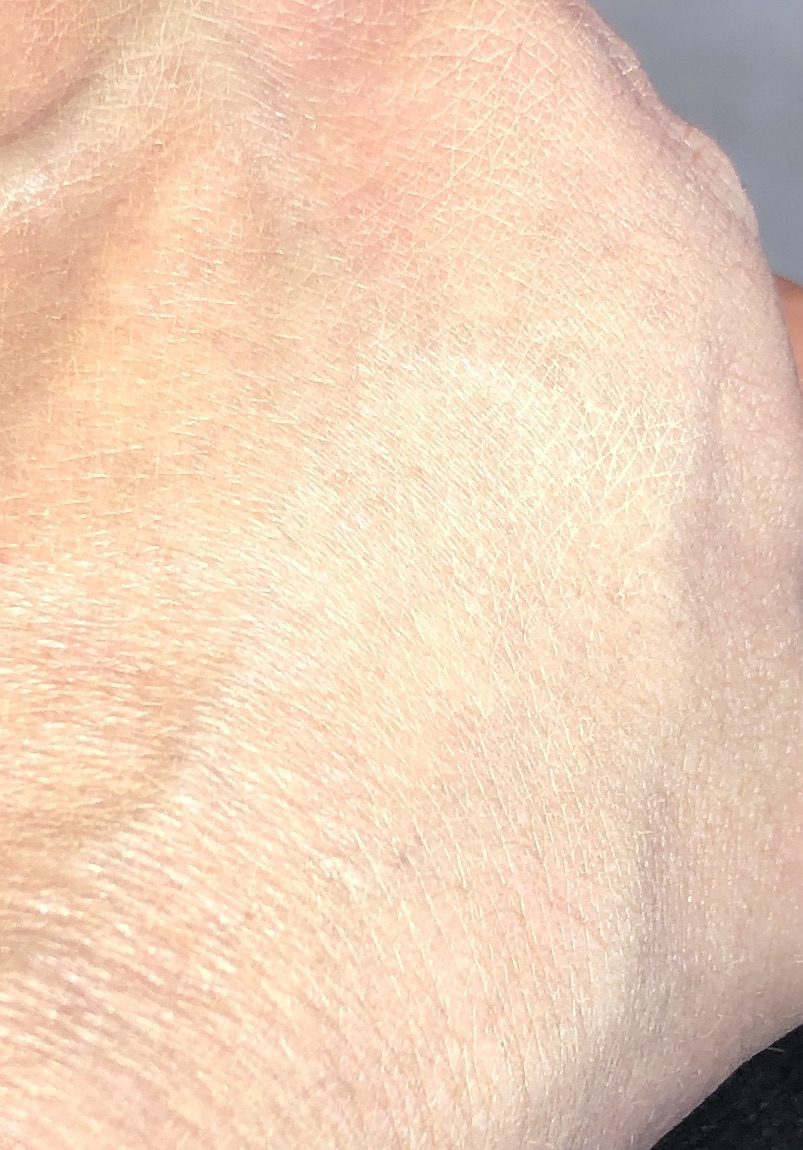 SWATCH 035N BEIGE BLENDED INTO MY HAND