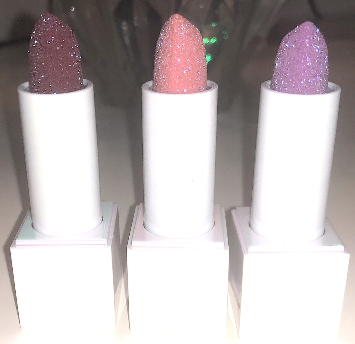THE OUTSIDE OF THE HUDA DIAMOND HYDRATING LIP BALM IS COVERED WITH DIAMOND-LIKE SPARKLES