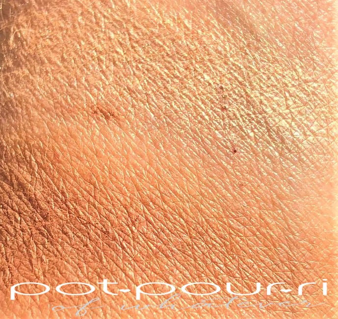 SWATCHES OF HIGHLIGHTER AND CONTOUR POWDERS